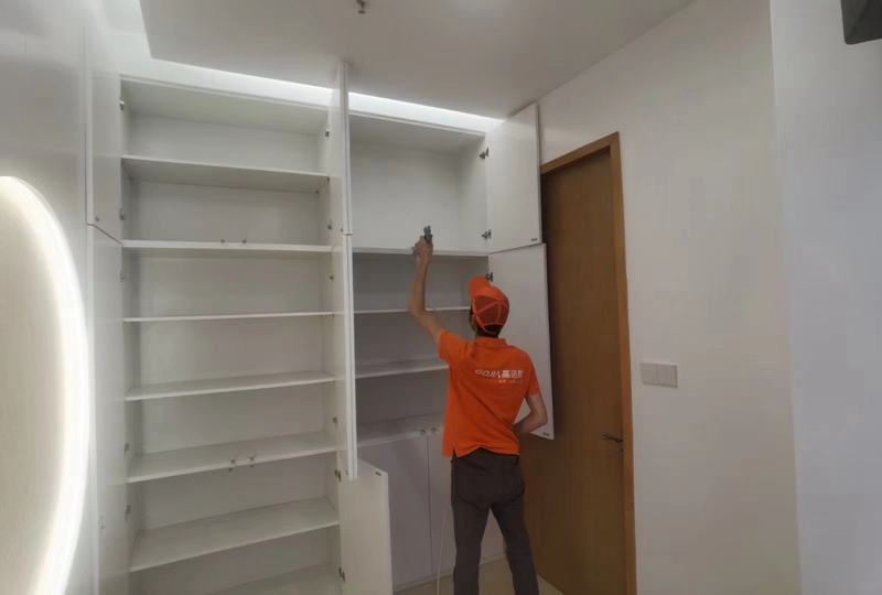 高洁雅工程师正在进行除醛施工作业